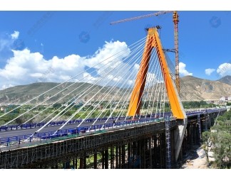 Guomari Bridge, Tongren County in Qinghai ProvinceGuomari Bridge, Tongren County in Qinghai Province